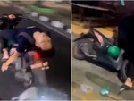 Quái xế ngã sõng soài vì nằm ngửa mặt trên yên xe máy