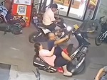Hai vợ chồng ngã sõng soài vì xe máy bốc đầu