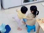 Bé gái quyết đánh trả chị hai bằng được