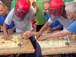 Khi các cụ đánh cờ mà tính nóng như kem