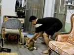 Thanh niên nhanh trí đổ lỗi cho mèo làm rơi đồ