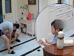 Nghe tiếng vỡ cốc, chồng vội chạy ra hỏi 'em có sao không?'