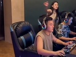Cô gái cuống cuồng xin lỗi vì đánh nhầm người khi tìm chồng mê game