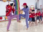 Cô giáo mầm non cùng các bé chơi trò 'bảo vệ đàn gà con'
