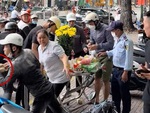 Người phụ nữ đi 'giật cô hồn' bị thanh niên cướp mất con gà cúng