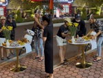 'Cô hồn văn minh' chắp tay khấn cùng chủ nhà rồi mới giật đồ cúng