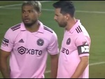 Khoảnh khắc Messi nhường sút penalty cho Martinez làm nức lòng người xem
