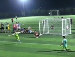 Sút penalty không vào, cầu thủ vẫn chạy ăn mừng như có bàn thắng