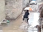 Chồng để vợ cõng qua đường ngập vì sợ bẩn giày