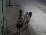 Chị gái lấy áo che cho em khi gặp trời mưa