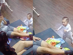 Bố mẹ mừng rỡ khi thấy con trai lần đầu tự đứng dậy