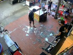 Hai chàng trai làm vỡ kính vì khiêng sai cách