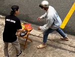 Cũng là giật cô hồn nhưng mà nó lạ lắm