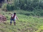 Chàng trai đứng giữa trời nắng, đánh bida trong tâm thức