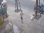 'Cô hồn lịch sự' đi ô tô giật gà cúng còn rắc muối gạo, hóa vàng giúp chủ nhà