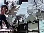 Hai chàng trai đứng hình khi vật tư đổ kiểu hiệu ứng domino