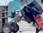 Tài xế lộn santo khi đổ ben xe tải