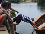 Anh Tây ngã cắm đầu xuống sông khi leo lên thuyền thúng