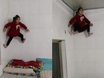 Bé gái leo tường lên trần nhà như Người Nhện