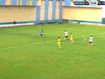 Cầu thủ rê bóng lừa qua thủ môn, lừa luôn cả khán giả