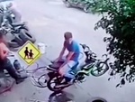 Chàng trai ngơ ngác khi bị xe máy tông quay 180 độ