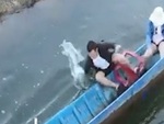 Chàng trai ngồi thuyền ngã xuống mương khi cô gái bước lên bờ