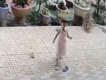 Cười sảng với bé gái nằng nặc xin bà nội đòi đi chơi