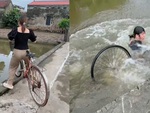Cô gái tập đi xe đạp ngã xuống ao