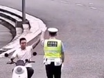 Thanh niên chạy xe máy đánh võng, đập tay chào cảnh sát giao thông khi bị tuýt còi