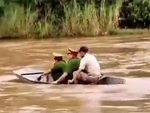 Cười sảng với hai anh cảnh sát sang sông bị chìm thuyền