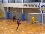 Thủ môn bắt penalty suýt thủng lưới vì chủ quan