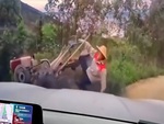 Tránh ô tô, người đàn ông lái máy cày lao xuống mương
