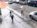 Người đàn ông rửa ô tô ngơ ngác khi cô gái luồn qua vòi nước