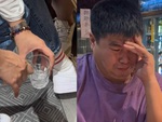 Thanh niên nhăn mặt khi nhờ cô gái đổi cho ly rượu