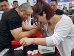 Cô gái vật tay hạ thanh niên cao to trong một nốt nhạc