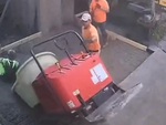 Người đàn ông lộn santo xuống hố khi đổ bê tông