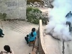 Máy cày xịt khói trắng mù cả xóm