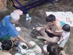 Cả nhà mất ăn vì bé gái làm rơi quả bưởi vào mâm cơm