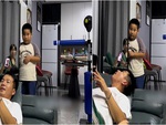Bố bối rối với mẹ vì con trai 'báo quá báo'