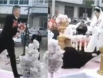 Chú rể ngã dập mông khi hớt hải chạy đến cô dâu