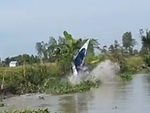 Chàng trai miền Tây lái xuồng lao như tên lửa, đâm vào bụi chuối