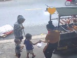 Cô chủ tốt bụng cho 3 mẹ con nhặt ve chai hộp cút nướng