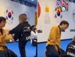 Thầy giáo dạy võ ngã khuỵu khi trò đạp trượt vào chỗ hiểm