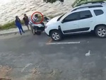Cô gái ngã xe máy chưa kịp hoàn hồn thì nhận thêm cú sốc