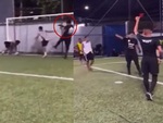 Thủ môn nổi đóa đạp ngã đối thủ bị trọng tài rút thẻ đỏ