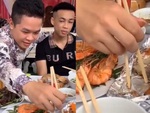 Thanh niên say rượu gắp mồi hoài không được vì nhìn vành đĩa tưởng miếng cá