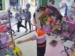 Cụ ông hớt hải bê mâm cúng đi giấu vì 'cô hồn' quá manh động