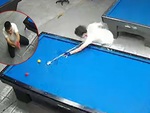 Chàng trai chắp tay vái lạy khi đối thủ liên tục lượm bida rùa