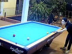 Chàng trai cười sảng khi đối thủ liên tục lượm được bida rùa