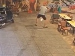 Quán bỗng nhiên đắt khách khi chủ 'đốt phong long'
